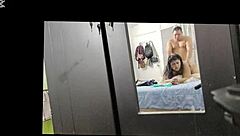 Mi maestra mexicana me chupa verga hasta dura luego coje su coño en la cama.