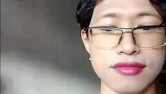 Shemale amatoriale in reggiseno nero e calze sborra su un fazzoletto