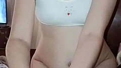 Milf coreana premurosa ti sega fino a sborrare a letto