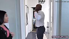 Křivková milfka manželka sdílí mužův pulzující BBC hluboko v těsné dírce asijské 18+ holky