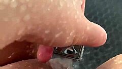 Представяш ли си как стъп-сестрата на Надия Али дразни в луксозни душове в Лос Анджелис пръскайки като саудитска снежна зайчица?