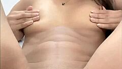 Ей, виж как тая гореща 18-годишна пръстича стегнатата си млада пища