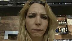 Виждал ли си блондинка шемейл да трие огромния си кур сама?