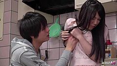 Deviška Japanka 18+ zapeljiva doma sama jeja sošolca v kavbojki do creampieja