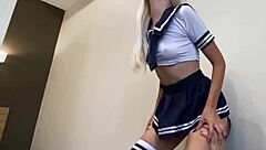 Blondă drăguță studentă se așază pe fața colegului pentru lingușit pizdă dominantă