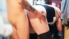 mi vecino me ve vistiendome de puta y acaba lamiendome el culo mientras le mama la verga