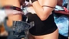 mi vecino me ve vistiendome de puta y acaba lamiendome el culo mientras le mama la verga