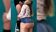 milf culona mamando al constructor en casa real