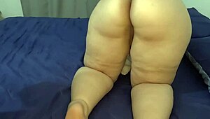 Vau! Mi Suegran iso seksikäs perse sängyssä tuntuu uskomattomalta!