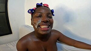 嘿，我是他淫荡的小骚货，身材娇小等你来。想操我嘴射我一脸吗？