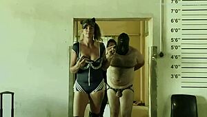 La dominatrice padrona April conduce un interrogatorio segreto in un campo militare brutale.