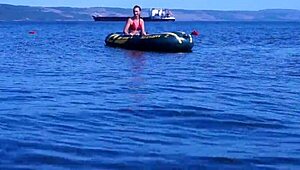 Já comeu uma madura gostosa no barco no rio Volga?