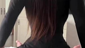 Julias syndiga anala knull får en närbildscreampie i rå action