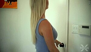 Blond MILF oferuje swoją cipkę jako prezent na zakończenie szkoły