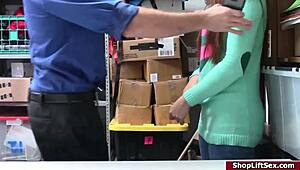 LP 경찰이 섹시 체코 빨간머리 도둑년 박는 거 봐서 짜릿해.