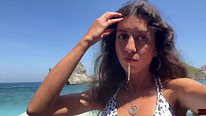 Lopen met hete zaad druppelend op mijn gezicht over druk openbaar strand bij gewaagde cumwalk