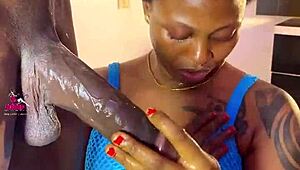 Estrella tatuada da intenso POV paja y mamada.