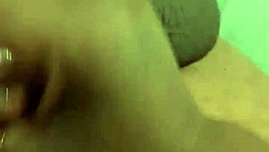 Mijn vrouw jerkt mijn pik tot spuitbeurt