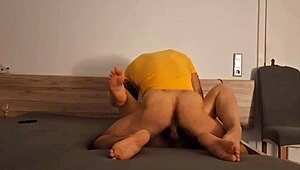 Sexy vrouw van Crazynaturalmoms berijdt een dikke lul terwijl man werkt. Amateur milf showt haar geile lijf.