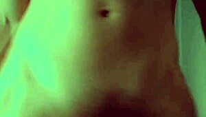 オーイエー、大きなピアスチンポをツイストするスリルを味わえ！