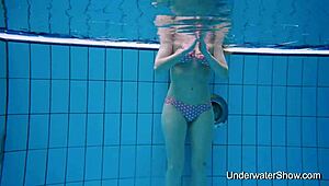 Wow, sexy Tussi präsentiert atemberaubenden Körper unter Wasser im Bikini