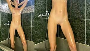 Hellcat panas tanggal baju dan basuh badan milf basah dengan teliti