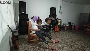 hey, vind je niet dat deze sexy muzieklerares haar student te geil maakt met haar schattige huisgemaakte trucjes?