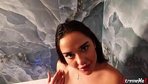 湿润夜晚大奶在泳池边被操