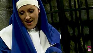 빙의된 금발이 비틀린 수녀의 보지를 핥는 비밀