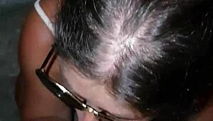 Madrastra caliente da un tease atrevido en público y una mamada intensa