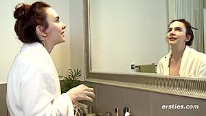 Claudia inviterer deg inn i dusjen hennes med barbert store naturlige pupper