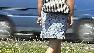 Jeg kan ikke tro at denne rødhårede frodige milfen tisser offentlig sånn