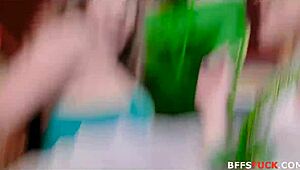 Geile Ierse hoeren gaan los met neuken in hondjeshouding op St. Patrick's Day college orgie.