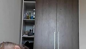 MILF rubia muestra tetas grandes naturales en solo