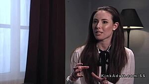 Fastbunden brunett får hård piskning innan intensiv anal knullning i grupp