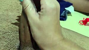 Garota marinheira hotwife dá massagem relaxante no pau pro maridão