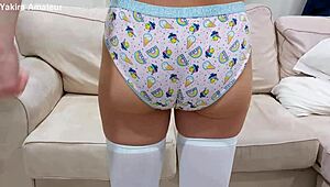 Wow, pozri tieto skutočné tínedžerské 18+ veľké prirodzené cicí skúšať nohavičky v hale!