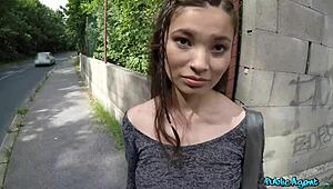 นักท่องเที่ยวญี่ปุ่นหน้าอกธรรมชาติลังเลถ่ายภาพสาธารณะ