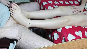 한국 여자 귀여운 발에 사정해본 적 있어?