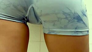 amiga dança sedutoramente em leggings apertadas na festa selvagem do quarto