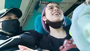 Schlampe gibt Blowjob und wird creampied beim Ficken im öffentlichen Bus