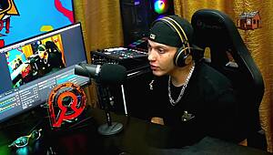 Isteri Latina eksperimen dengan dildo besar dan tunggang mereka dengan lengkung.