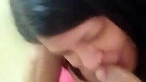 義兄のチンポを吸ってクリーミーなフィニッシュ