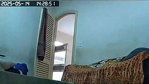 Professora Flagrada Nua em Câmera Escondida Arrumando a Casa