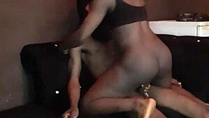 Casais novos curtem lua de mel com putaria de brinquedos selvagens!