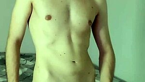 Masturbasi solo amatur di bilik tidur bawa pancutan besar dan orgasme di webcam