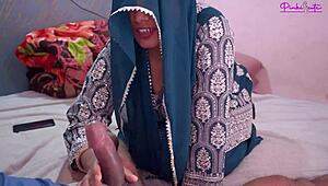 Indiase bhabhi stiefzus zuigt pik als pro met zaad in mond