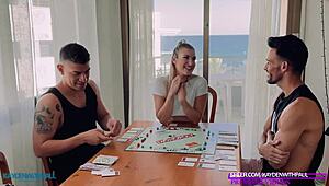 Ugh, dobila sem jebanje od 2 ogromnih kurcev, da poravnam monopole dolgove...