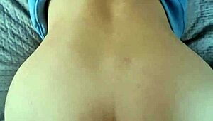 Bu Amatör Üniversite Kızı, Sıkı Kıçını Göstermek İçin Eğiliyor. Köpek Stili Eylem Büyük Kıvrımlarını Gösteriyor.