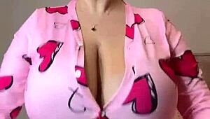 Elsker at se hendes store naturlige patter hoppe mens hun danser frækt